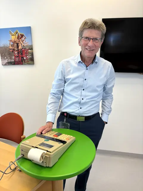 Ein Relikt aus früherer Zeit: Die Rechenmaschine begleitete den Kaufmännischen Direktor in seinen Anfangsjahren am Klinikum. Später kam die "moderne" Technik.  | Foto: Klinikum Rohrbach
