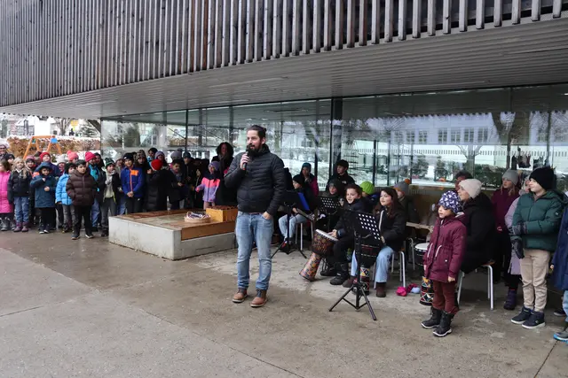 Schulleiter Andreas Albertini nahm die Begrüßung vor.  | Foto: Elisabeth Zangerl