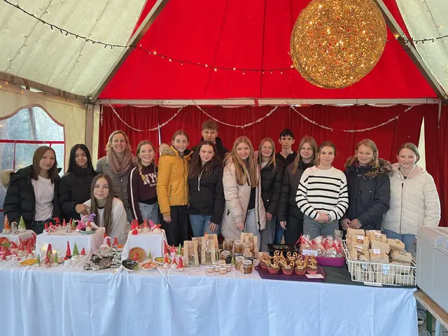 Der Verkauf der selbstgemachten Produkte bereitete den Schülerinnen und Schülern viel Freude. | Foto: Ingrid Deisinger