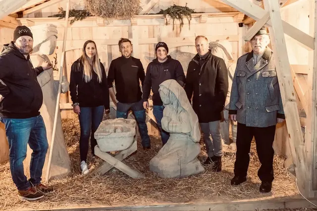 Mitglieder der Krippenwerkstatt mit Bürgermeister Peter Kettl (2.v.r.) und Heinz Rieder (r.).