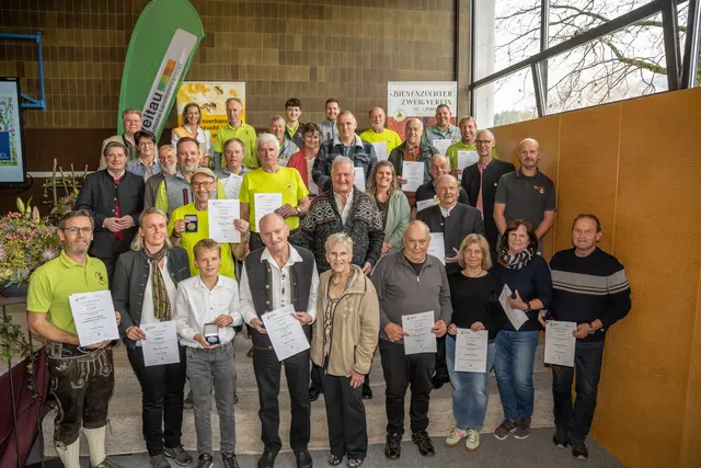 Die ausgezeichneten ImkerInnen und Imker aus dem Bezirk Kitzbühel. | Foto: Stefan Wörgetter