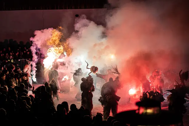Mit spektakulären Showelementen begeistern die Gruppen das Publikum. | Foto: Hannes Heiß