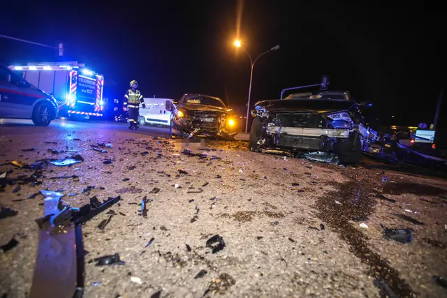Bei einem heftigen Kreuzungscrash in Marchtrenk wurden zwei Fahrzeuge komplett demoliert und eine Person verletzt. | Foto: laumat.at