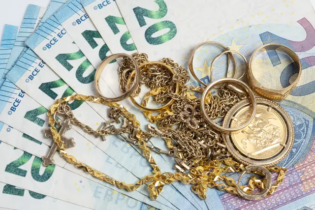 Die Frau habe Schmuck und Bargeld in Höhe von mehreren zehntausend Euro an einen Unbekannten übergeben. (Symbolfoto) | Foto: stock.adobe.com/at/Jeanette Teare 