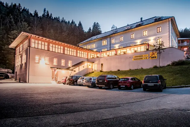 Das JUFA Hotel Altaussee*** zieht durch die Nähe zum Loser Winter- und Sommersportler*innen gleichermaßen an. | Foto: JUFA Hotels