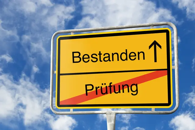 Eine Prüfungskandidatin aus der Region hat bei der WKO Oberösterreich mit ihrem Können überzeugt. | Foto: Smarterpix/kb-photodesign