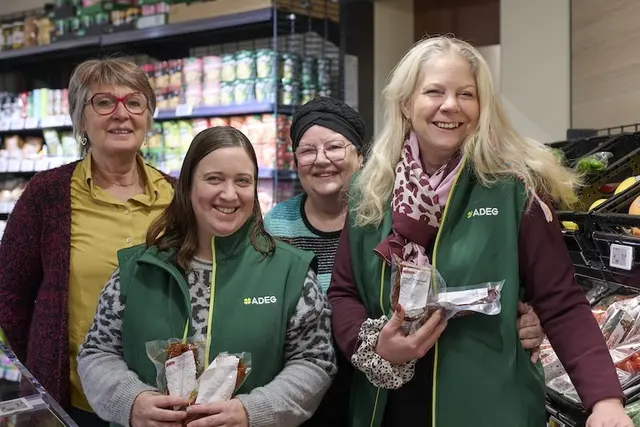 Das engagierte Team von Adeg MarktGschäftl sichert die lokale Nahversorgung in Hallstatt. | Foto: REWE Großhandel GmbH/Flohner Fotografie