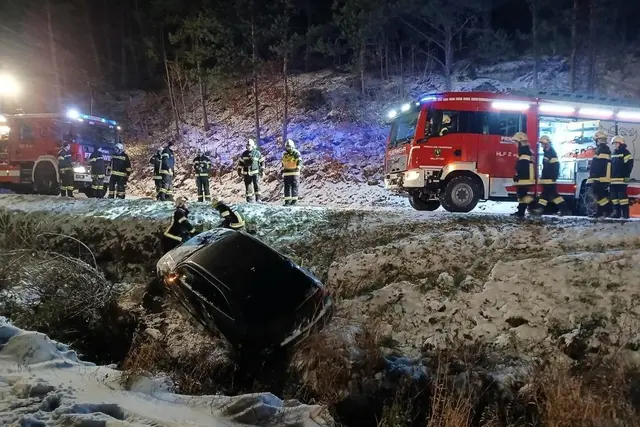 Die Kameraden der Feuerwehr verschafften sich einen Überblick. | Foto: FF Spratzeck