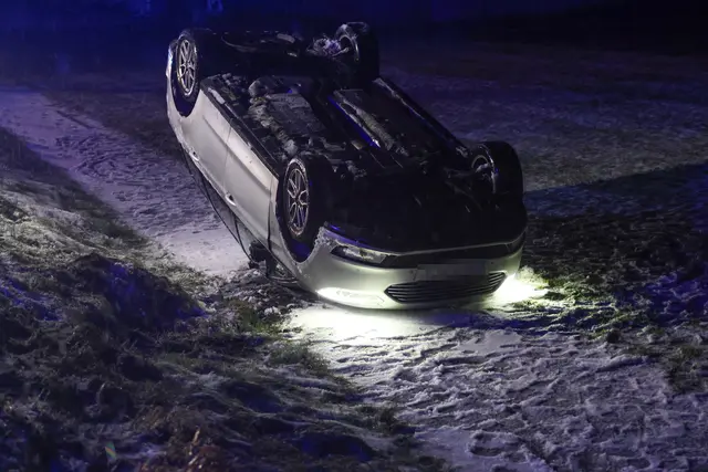 Bei winterlichen Bedingungen verliert ein Lenker in Edt bei Lambach die Kontrolle über sein Fahrzeug - es überschlägt sich und bleibt am Dach liegen. | Foto: laumat.at