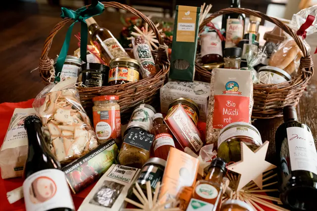 Ob im Lagerhaus oder im Schilcherland-GenussLaden: sorgfältig zusammengestellte Genuss ab Hof-Geschenkkörbe bringen regionale Vielfalt unter den Christbaum. | Foto: ConnyPa Photography