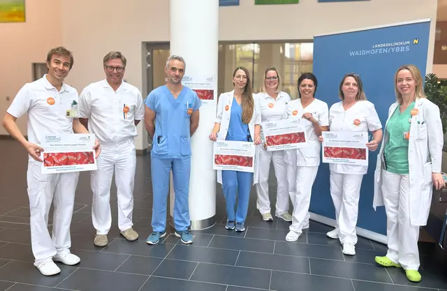 Oberarzt Johannes Prucker, Ärztlicher Direktor Primar Stefan Leidl, Johannes Scheiblauer, Assistenzärztin  Simone Kiesenhofer, Daniela Krondorfer, Sarah Harm, Angelika Üblackner und Leiterin der Opferschutzgruppe Oberärztin Nina Pecha (v.l.). | Foto: Landesklinikum Waidhofen/Ybbs