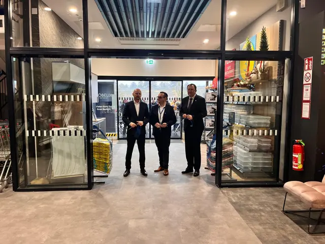 Die Eröffnung der neuen Filiale wurde durch Bürgermeister Matthias Stadler (SPÖ) (r.) und den Filialleiter Marcel Reisenauer (m.). | Foto: Bernd Dorner