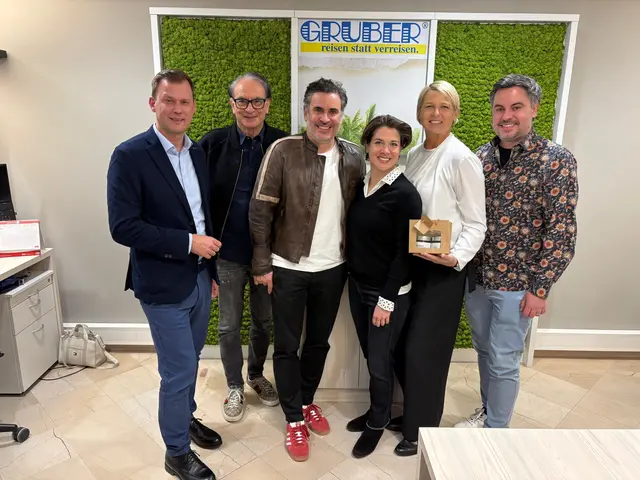 Neueröffnung bei Gruber-reisen in Leibnitz: Bürgermeister Daniel Kos (l.) freut sich gemeinsam mit Michael Schlögl, GF Florian und GF Eva Schlögl, Büroleiterin Brigitte Walch und GF Max Schlögl über die erfolgreiche Modernisierung des Gruber-reisen City-Reisebüros in Leibnitz. | Foto: Gruber Reisen