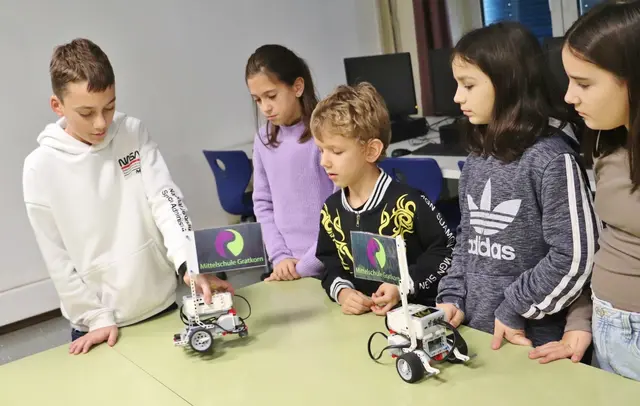Beim Tag der offenen Tür präsentieren Schüler der MS Gratkorn ihre Schule, hier den Zweig Robotik.  | Foto: Edith Ertl
