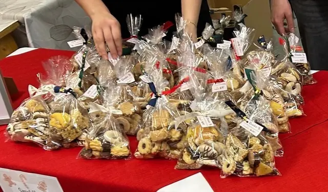 Auch selbstgemachte Kekse gibt es am 6. Dezember beim Stand der HBLW zu kaufen.  | Foto: HBLW Ried