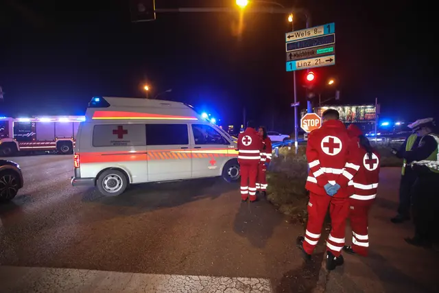 Bei einem heftigen Kreuzungscrash in Marchtrenk wurden zwei Fahrzeuge komplett demoliert und eine Person verletzt. | Foto: laumat.at