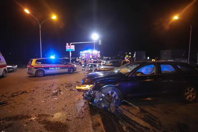 Bei einem heftigen Kreuzungscrash in Marchtrenk wurden zwei Fahrzeuge komplett demoliert und eine Person verletzt. | Foto: laumat.at