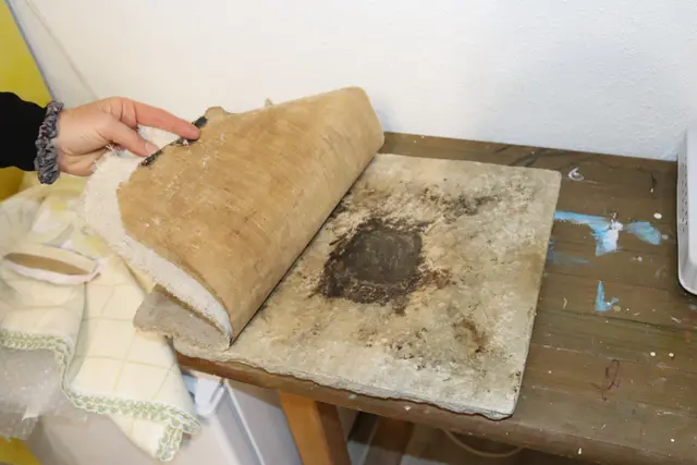 Im Zuge einer Restaurierung einer Kapelle in Ischgl stieß Jenifer Matzohl auf diese Steinplatte samt Reliquienkapsel.  | Foto: Elisabeth Zangerl 