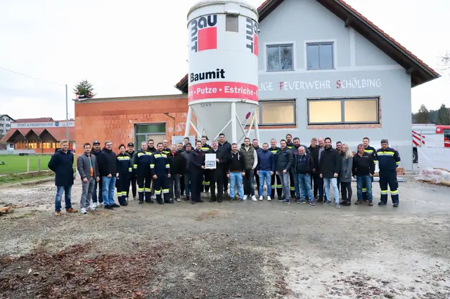 Kommandant HBI Stefan Müller freute sich zur Dachgleiche des Rüsthauszubaus zahlreiche Gäste begrüßen zu können. | Foto: Gemeinde St. Johann/Haide