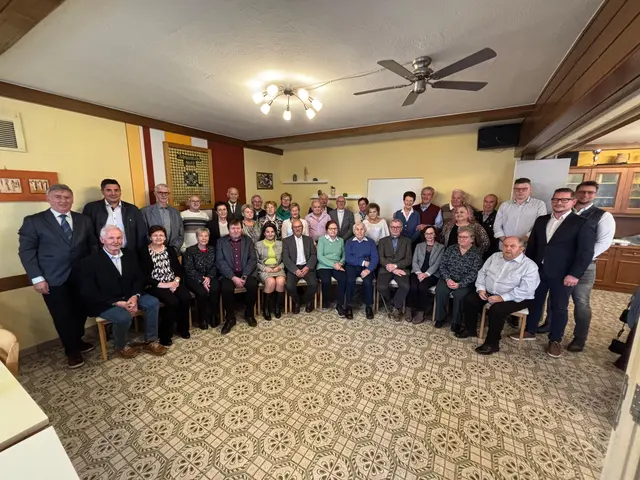 Die Jubilarinnen und Jubilare der Halbjahresfeier im November 2025 mit den Gratulanten rund um Bgm. Günter Müller. | Foto: Gemeinde St. Johann/Haide