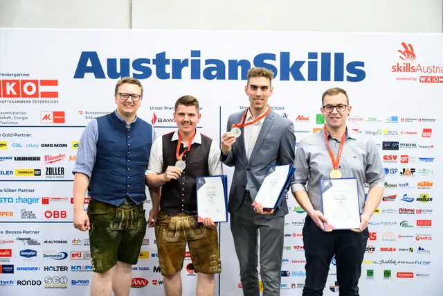 Am Bild von rechts nach links Sieger David Weinberger mit den beiden Zweitplatzierten Raphael Gremmel und Vincent Prosegger. | Foto: SkillsAustria/Wieser/Slovencik