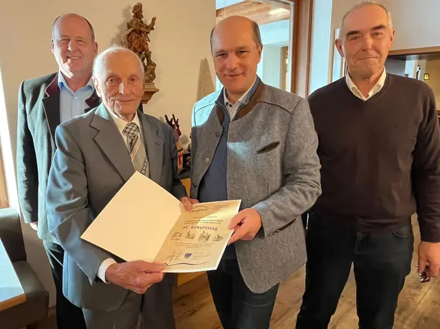 Vizebürgermeister Johann Frühwirth (ÖVP), Jubilar Johann Naderer, Bürgermeister Johannes Pressl (ÖVP) und Senioren-Obm. Josef Deutenhauser (v.l.). | Foto: Marktgemeinde Ardagger