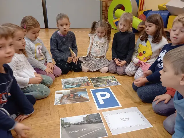 Rund um das Schild Parkplatz wurde am Beginn mit Fotos gearbeitet. | Foto: Gößler