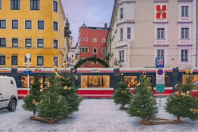 Mit der Traunseetram die Adventzeit entspannt genießen. | Foto: Stern &amp; Hafferl