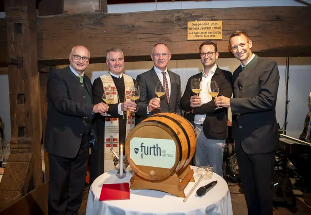 Bürgermeister Wolfgang Übl, Abt Patrick Schöder, Innenminister Mag. Gerhard Karner, Winzer Josef Maier und Kulturgemeinderat Udo Brändle. | Foto: Robert Herbst, POV