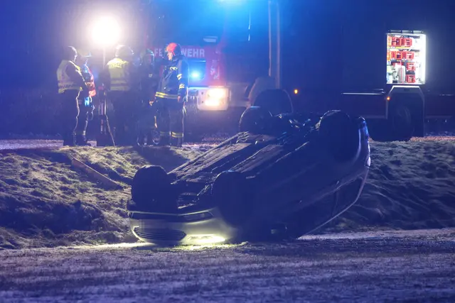 Bei winterlichen Bedingungen verliert ein Lenker in Edt bei Lambach die Kontrolle über sein Fahrzeug - es überschlägt sich und bleibt am Dach liegen. | Foto: laumat.at