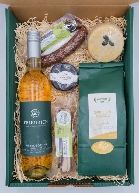 In den Schilcherland-Spezialitäten-GenussLäden in Rassach und Bad Schwanberg warten liebevoll verpackte Geschenkkörbe mit regionalen Köstlichkeiten. | Foto: Genuss ab Hof