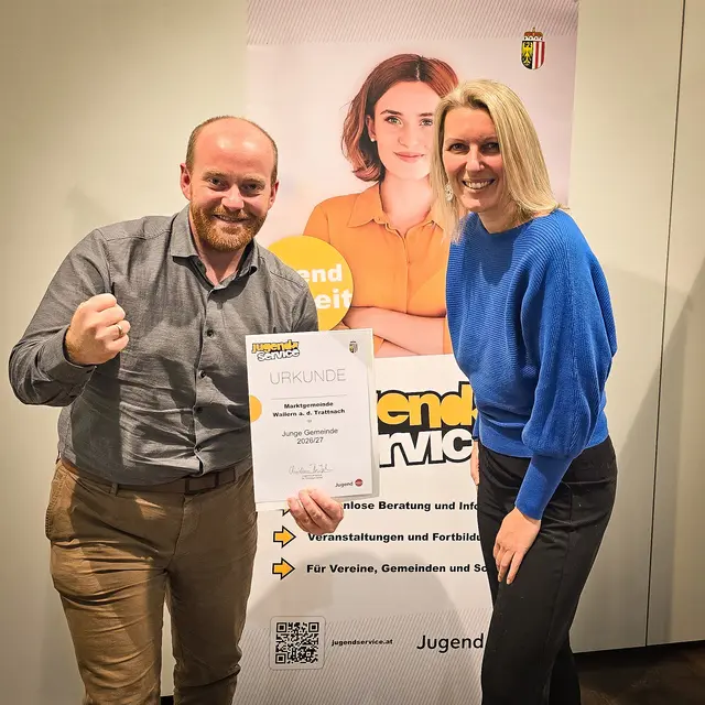 Bgm. Dominik Richtsteiger und Schul-, Kindergarten, Jugend- und Sportausschuss-Obfrau MMag. Ulli Forstinger freuen sich über die Auszeichnung | Foto: Land OÖ/Andrea Krenn