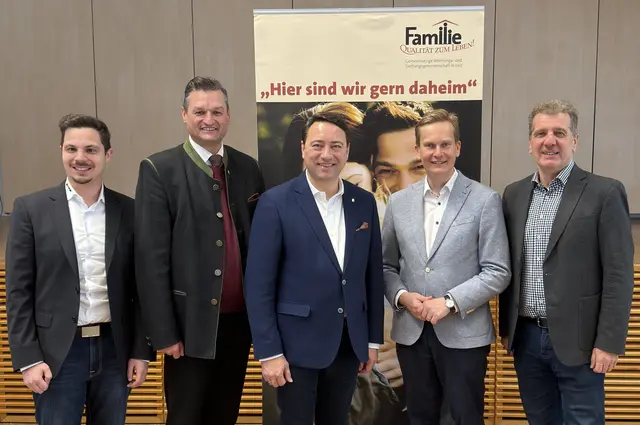 FPÖ Stadtrat Christoph Colak, Landtagsabgeordneter Michael Gruber, Landeshauptmann-Stellvertreter Manfred Haimbuchner, Bürgermeister Markus Ringhofer und der Obmann der Genossenschaft Familie, Christian Makor-Winkelbauer (v.li.).

 