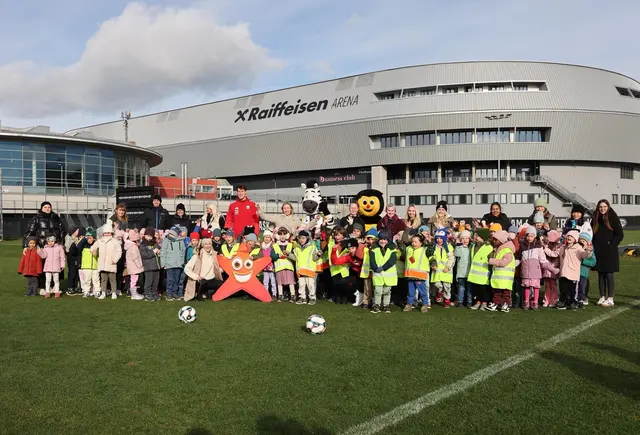 Mehr als 100 Kindergartenkinder hatten Spaß beim Kicken mit den LASK-Profis. | Foto: Stadt Linz