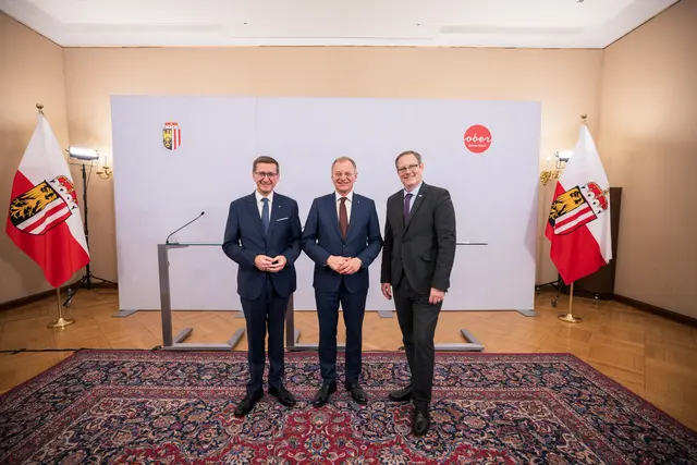 von links: Wirtschafts- und Forschungs-Landesrat Markus Achleitner, Landeshauptmann Thomas Stelzer und Stefan Koch, Rektor der Johannes Kepler Universität Linz. | Foto: Land OÖ / Max Mayrhofer
