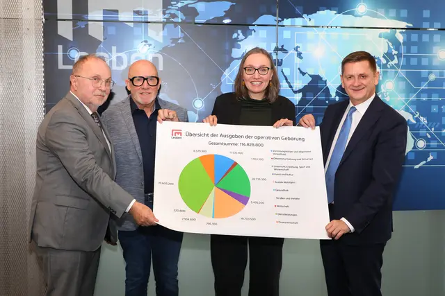 Die Stadt Leoben präsentierte das Budget 2026. Im Bild: Finanzreferent Willibald Mautner, Stadtrat Walter Reiter, Gemeinderätin Susanne Sinz und Bürgermeister Kurt Wallner. | Foto: Armin Russold