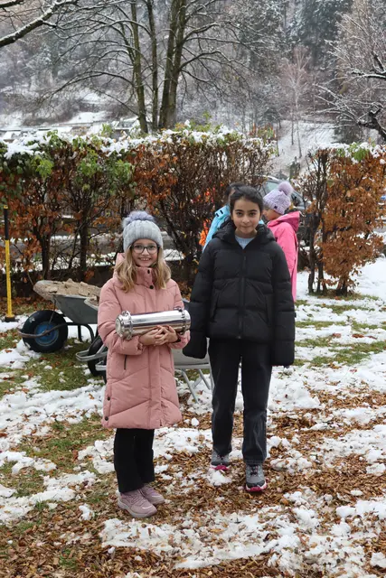Diese Zeitkapsel wurde im Garten der Volksschule Angedair vergraben und wird erst 2075 geöffnet.  | Foto: Elisabeth Zangerl