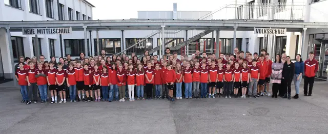 Der Schulverbund Klingenberg mit den Volksschulen Pabneukirchen, St. Thomas, Münzbach und der Mittelschule Pabneukirchen präsentierte stolz seine neue Sportkleidung (Sport-Shirts, Trainingsjacken, Pullover usw. ) | Foto: Zinterhof