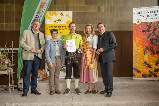 Auch die LLA Weitau wurde mit einer Goldmedaille ausgezeinet. V.l.n.r.: Verbandspräsident Reinhard Hetzenauer, Lk-Vizepräs. Helga Brunschmid, Andreas Webhofer (LLA Weitau), Honigkönigin Klara Neurauter und LA Peter Seiwald | Foto: Stefan Wörgetter