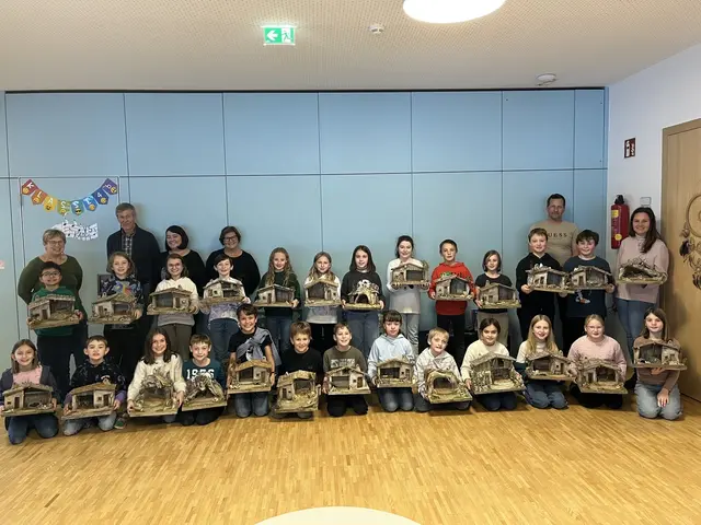 Jenifer Matzohl (hinten rechts) begleitete im Vorjahr ein Krippenbauprojekt an der Volksschule Kappl.  | Foto: Volksschule Kappl