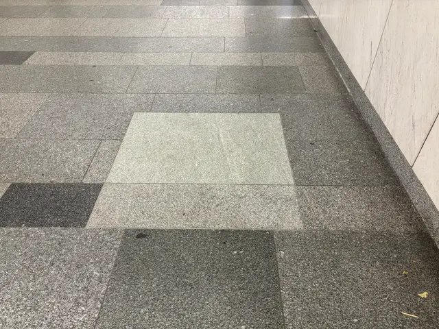 Nach wie vor erkennt man die Stellen, wo sich einst die Erinnerungsstücke befunden haben. | Foto: Marlene Graupner/MeinBezirk