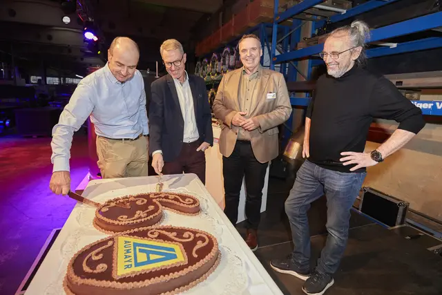 Aumayr-Geschäftsführer Robert Pramendorfer (2.v.r.) beim Anschnitt der Jubiläumstorte. | Foto: Ulli Engleder