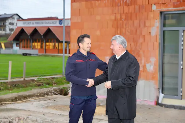Kommandant HBI Stefan Müller dankte Bgm. Günter Müller für die Unterstützung. | Foto: Gemeinde St. Johann/Haide