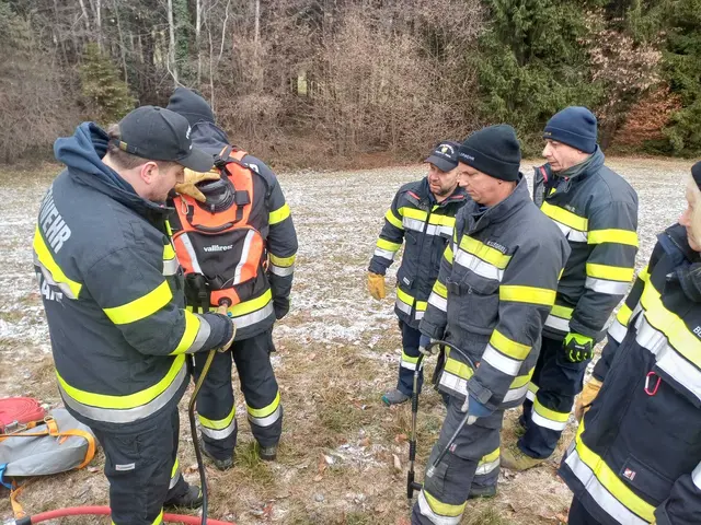 HBI Rene Rieger (l.) und sein Team sorgten für die dementsprechende Einschulung. | Foto: Hannes Koch, ABI, FF Eisbach-Rein