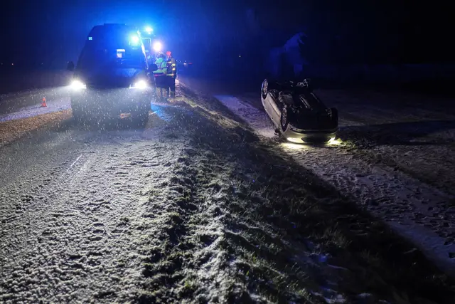 Bei winterlichen Bedingungen verliert ein Lenker in Edt bei Lambach die Kontrolle über sein Fahrzeug - es überschlägt sich und bleibt am Dach liegen. | Foto: laumat.at