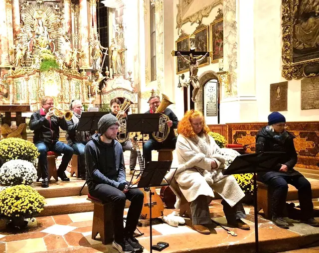 hinten v.li. Quartett Koahoizböhmisch Saalfelden: Christoph Streiberger, Nicki Eder, Bernhard Gruber und Alois Deutinger.
vorne v.li. Tobias Dümler, Gabriele Kalcher und  Eva Priessl.  | Foto: Norbert Widauer