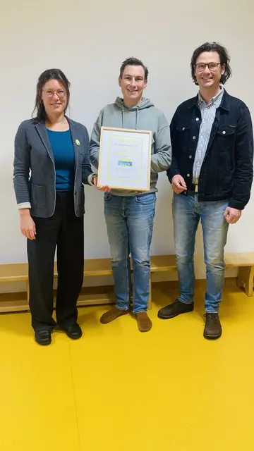 Bürgermeister Stefan Schmid erhält die FAIRTRADE-Urkunde von Karin Neumayer. | Foto: Stadtgemeinde Schrattenthal 