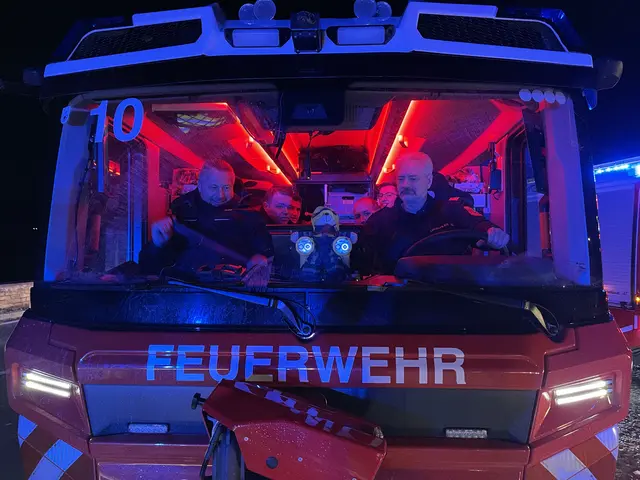 Feuerwehrkommandant Gerhard Urschler (am Steuer) und Bürgermeister Peter Molnar chauffierten das neue Fahrzeug durch Krems in die Feuerwehrzentrale.  | Foto: Stadt Krems