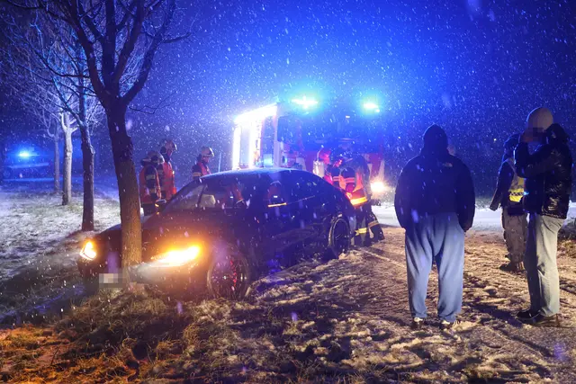 Kann es kaum glauben: Der Fahrer dürfte etwas zu schnell für die rutschige Fahrbahn gewesen sein. | Foto: laumat.at