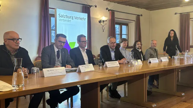 Bei der Pressekonferenz am 25. November 2025 in St. Michael im Lungau: Anton Sagmeister (Geschäftsführer Fanningbergbahnen GmbH), Markus Schaflechner (Geschäftsführer Regionalverband), Johannes Gfrerer (Geschäftsführer Salzburger Verkehrsverbund GmbH), Manfred Sampl (Obmann Regionalverband Lungau), Philipp Steinlechner (Geschäftsführer Bergbahnen Lungau GmbH &amp; Co), Georg Macheiner (KEM-Management Lungau), Hannes Bogensperger (Verkehrsplaner), Yvonne Rosenstatter (Bereichsleiterin Kommunikation &amp; Marketing, Salzburger Verkehrsverbund GmbH). | Foto: pjw